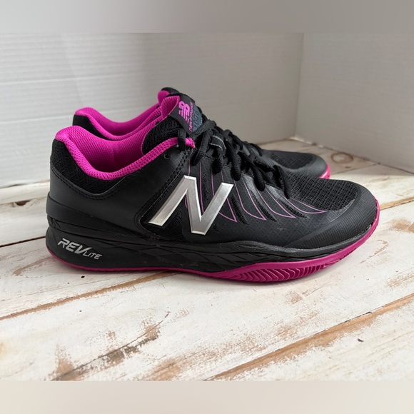 New Balance Shoes - NEW BALANCE women’s court 1006 tennis shoes WC1006WR black pink REV LITE 10 EUC